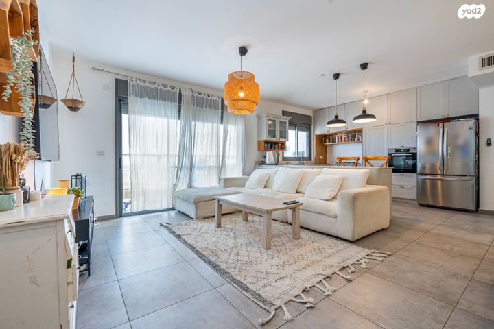 דירה, כלנית 14, הפרחים, חריש