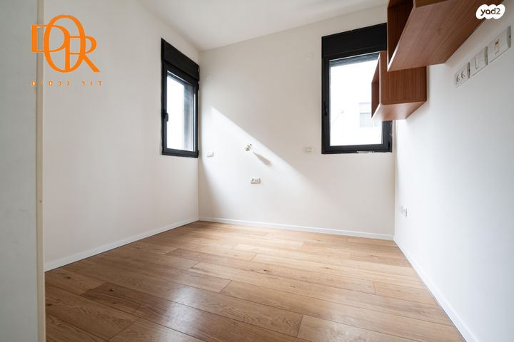 גג/ פנטהאוז, רות, חרוזים, רמת גן