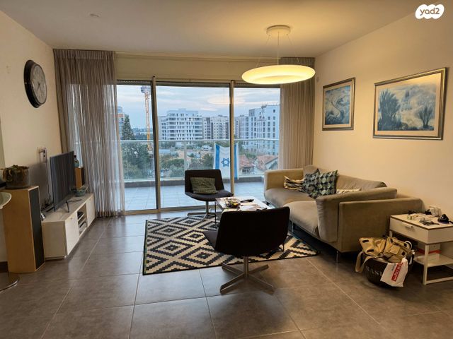 דירה, חנה רובינא, הרצליה