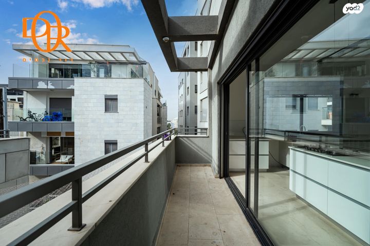 גג/ פנטהאוז, רות, חרוזים, רמת גן