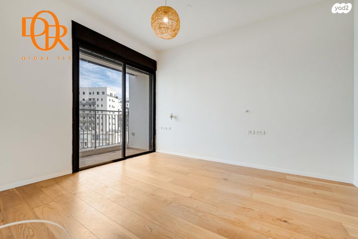 גג/ פנטהאוז, רות, חרוזים, רמת גן