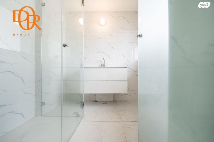 גג/ פנטהאוז, רות, חרוזים, רמת גן