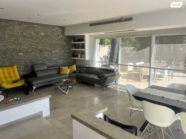 דו משפחתי, יגאל ידין, קרית הפרחים - 2005, רעננה