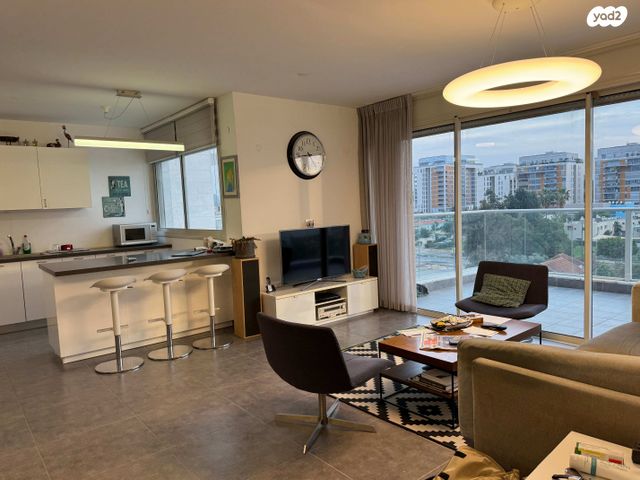 דירה, חנה רובינא, הרצליה