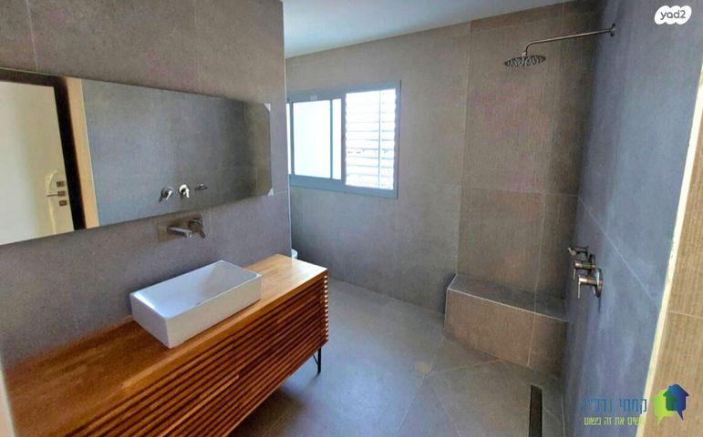 גג/ פנטהאוז, המעגל, פועלי הרכבת, גבעתיים