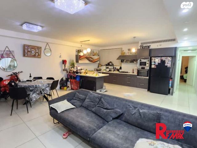 דירה, מנחם בגין 15, קרית אילון, חולון