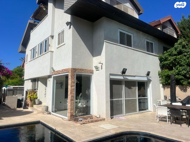 דו משפחתי, יגאל ידין, קרית הפרחים - 2005, רעננה