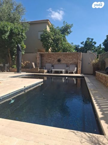 דו משפחתי, יגאל ידין, קרית הפרחים - 2005, רעננה