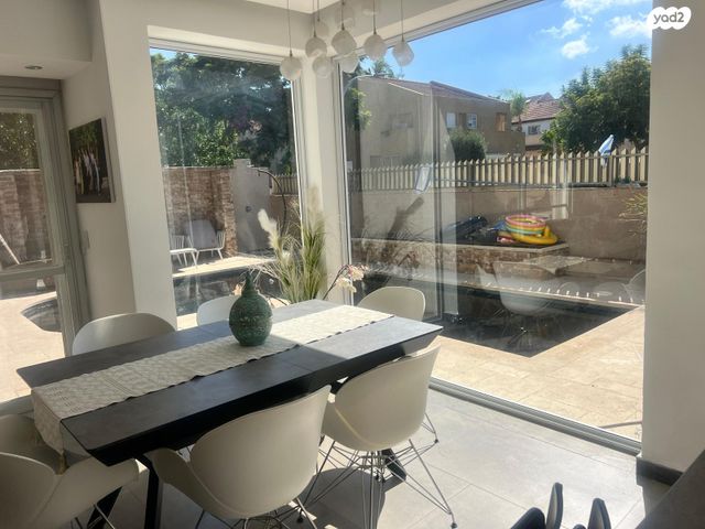 דו משפחתי, יגאל ידין, קרית הפרחים - 2005, רעננה