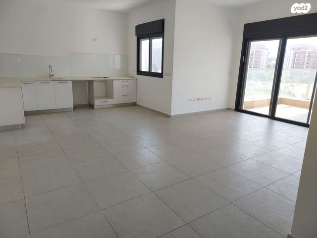 דירה, חנה רובינא, הרצליה