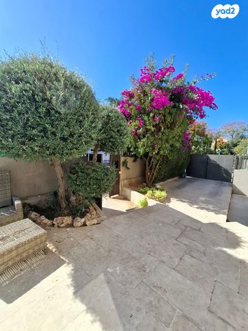 דו משפחתי, יגאל ידין, קרית הפרחים - 2005, רעננה