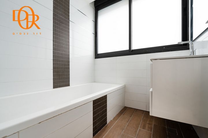 גג/ פנטהאוז, רות, חרוזים, רמת גן