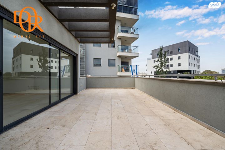 גג/ פנטהאוז, רות, חרוזים, רמת גן