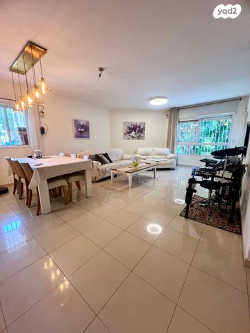 דירה, משה דיין, כפר סבא