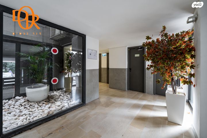 גג/ פנטהאוז, רות, חרוזים, רמת גן