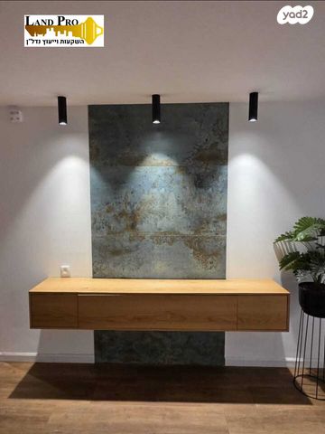 דו משפחתי, יהודה רגוניס, רמב"ם, ראשון לציון