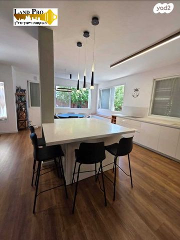 דו משפחתי, יהודה רגוניס, רמב"ם, ראשון לציון