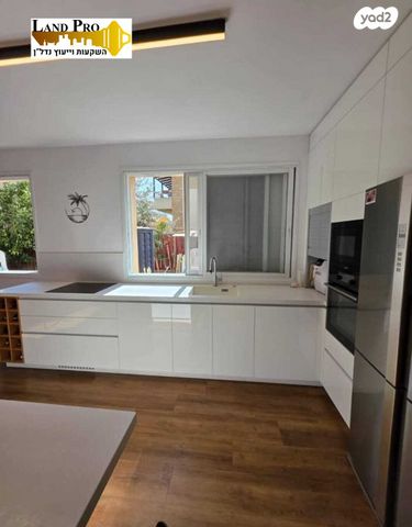 דו משפחתי, יהודה רגוניס, רמב"ם, ראשון לציון