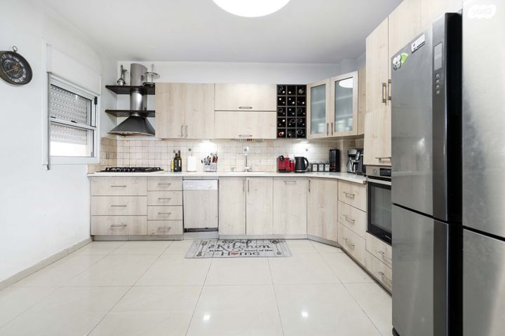 דירה, שירת אסתר, פתח תקווה