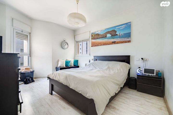 דירה, שירת אסתר, פתח תקווה