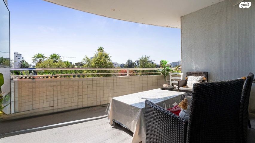 דירה, שירת אסתר, פתח תקווה