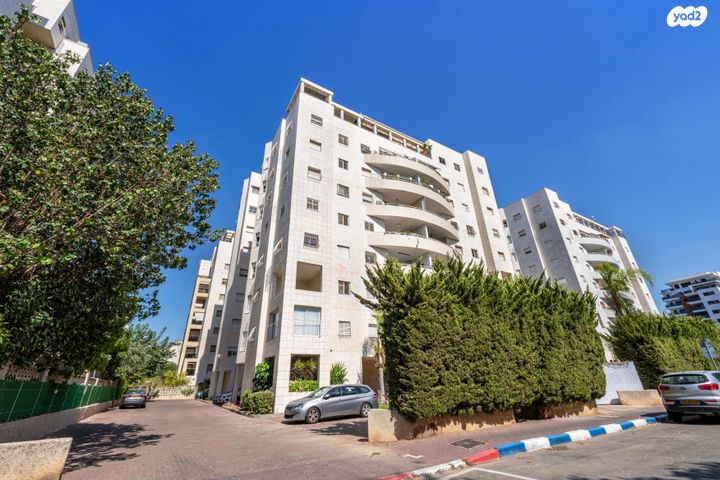 דירה, שירת אסתר, פתח תקווה