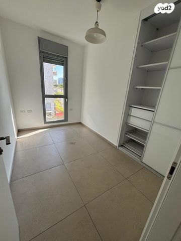 דירה, בבה אידלסון, הרצליה