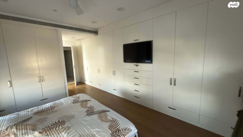 גג/ פנטהאוז, אלוף קלמן מגן 3, גני שרונה, קרית הממשלה, תל אביב יפו