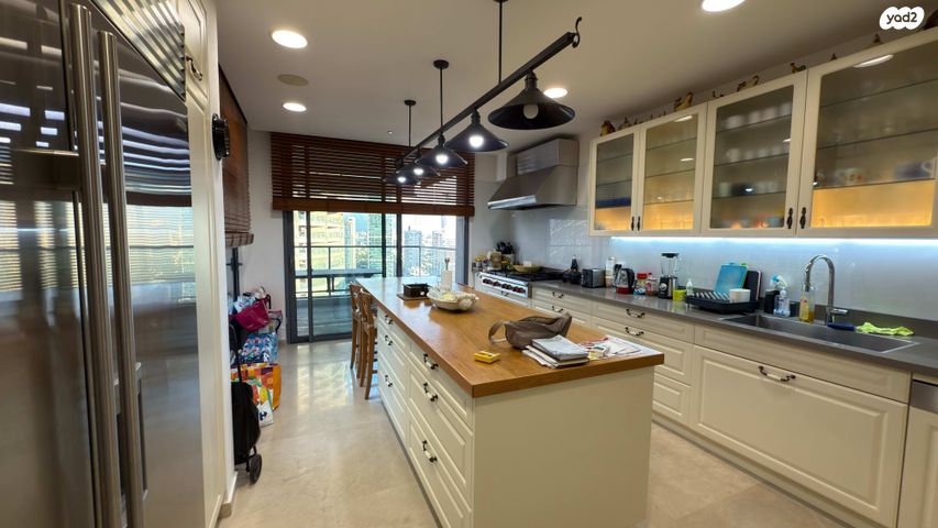 גג/ פנטהאוז, אלוף קלמן מגן 3, גני שרונה, קרית הממשלה, תל אביב יפו