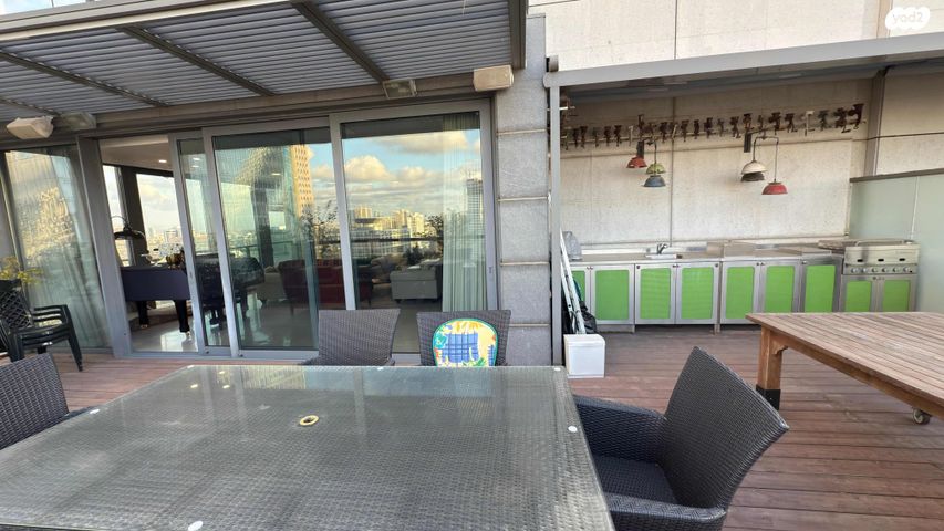 גג/ פנטהאוז, אלוף קלמן מגן 3, גני שרונה, קרית הממשלה, תל אביב יפו