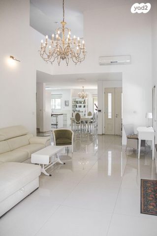 דו משפחתי, רש"י, ביאליק, חדרה