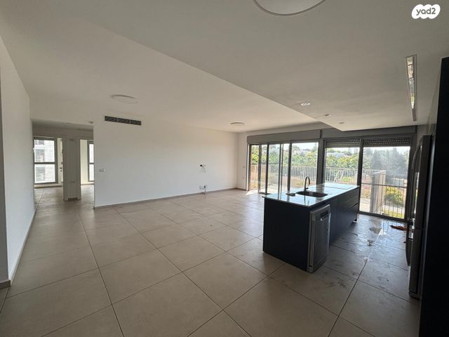 דירה, בבה אידלסון, הרצליה