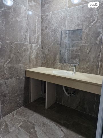 חלל עבודה משותף, מעלה אדומים