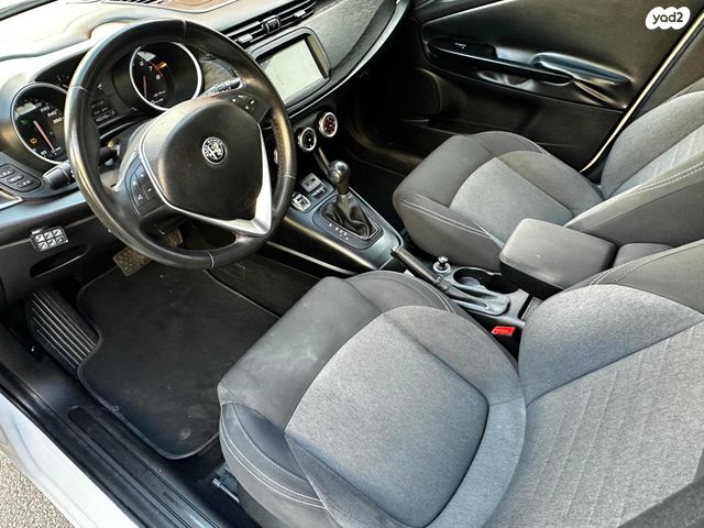 אלפא רומיאו ג'ולייטה