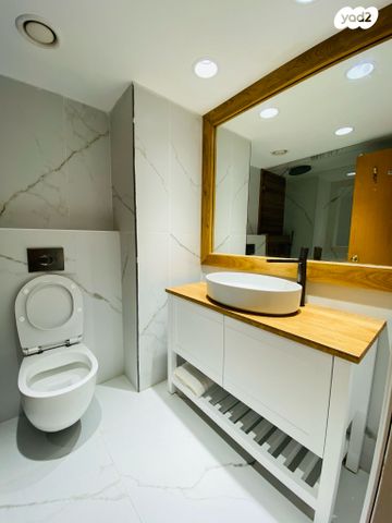 דירה, הפסגה 1, שורש, שורש