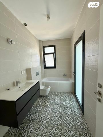 גג/ פנטהאוז, דרך זאב ז'בוטינסקי 10, לב המושבה / מרכז העיר, פתח תקווה