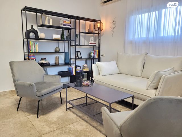 משעול הסנונית 8