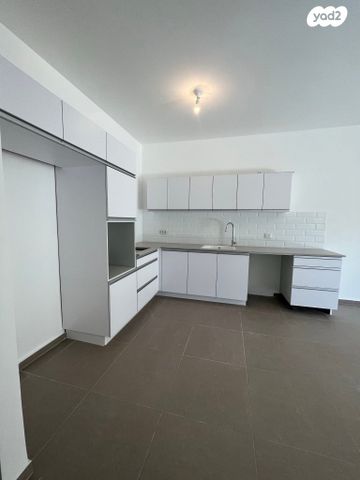 שדרות ירושלים 28