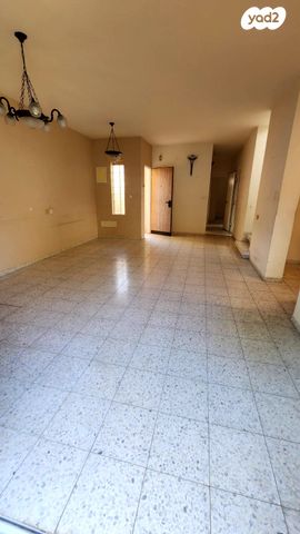 דו משפחתי, צור יגאל, כוכב יאיר / צור יגאל