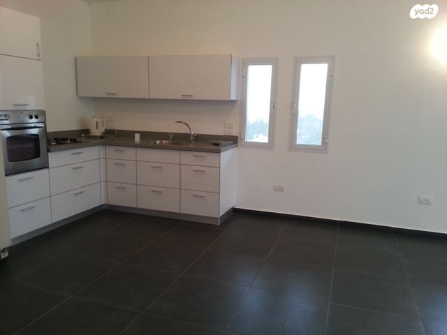 דירת גן, גבעת נשר, נשר