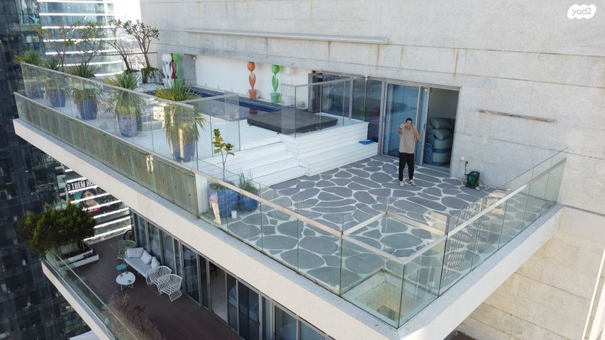 טריפלקס, הרי הגלעד, בורסה, רמת גן