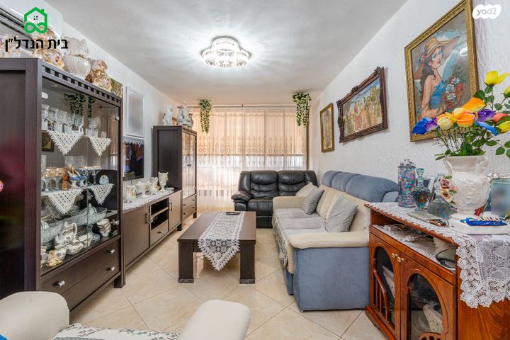 דירה, יחיאל וייסנברג, שז"ר, אור עקיבא