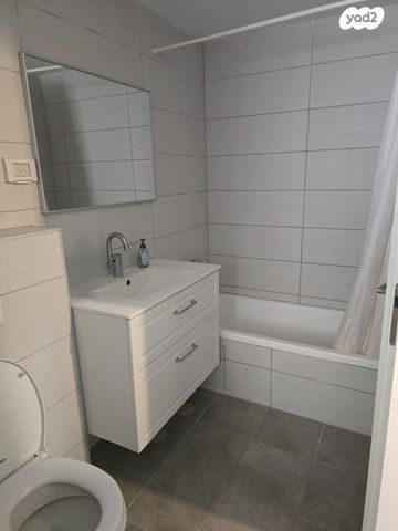 דירה, צור יצחק