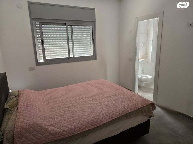 דירה, צור יצחק