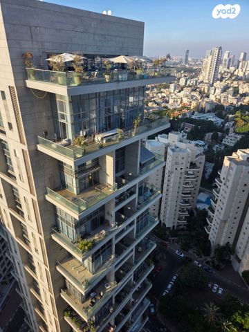 טריפלקס, הרי הגלעד, בורסה, רמת גן