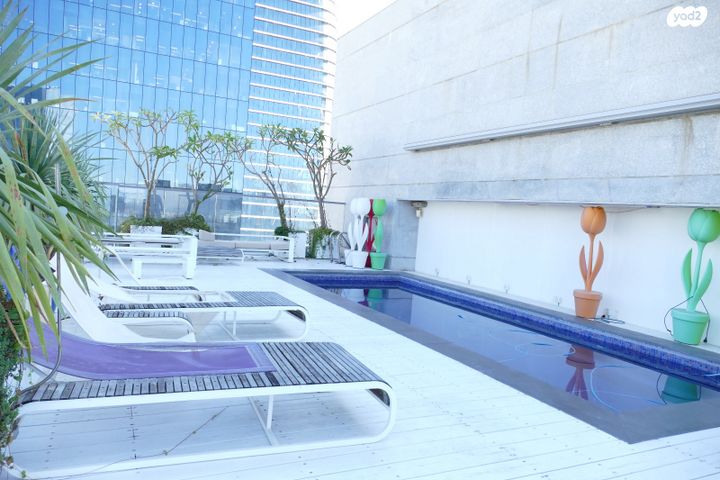 טריפלקס, הרי הגלעד, בורסה, רמת גן