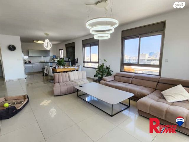 גג/ פנטהאוז, נעמי שמר 10, קרית אילון, חולון