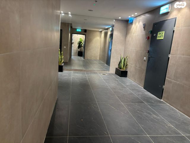 דירה, צור יצחק