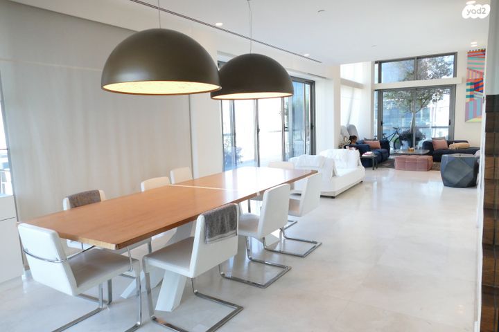 טריפלקס, הרי הגלעד, בורסה, רמת גן