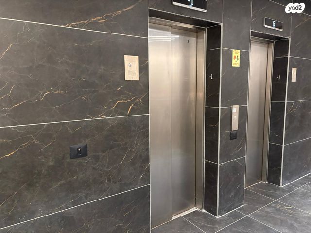 דירה, צור יצחק